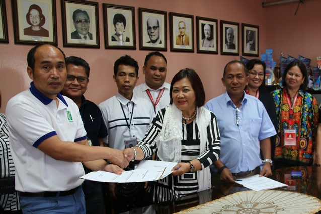 PhilRice’s Acting Executive Director Dr. Sailila E. Abdula (extreme L) handshaking with WSMU President Dr. Milabel Enriquez-Ho (5th from L) after the MOA signing for the etablishment of PhilRice satellite station in Zamboanga. Witnessing the event were officials and staff from both institutions.